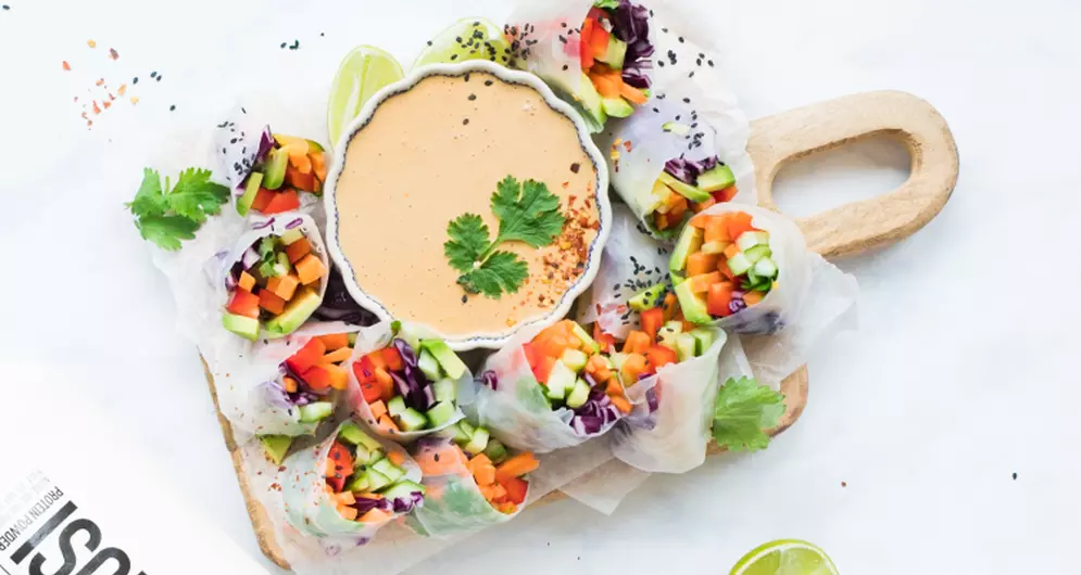 VEGGIE SUMMER ROLLS WITH A PEANUT-SATAY SAUCE