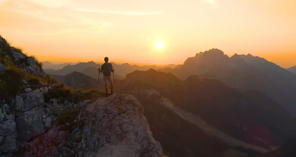 10 HIKING BAG ESSENTIALS